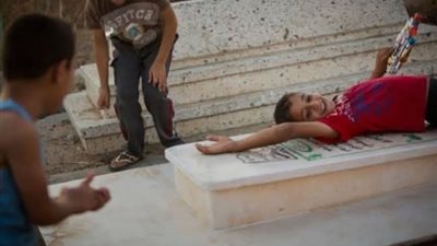 صحاب ابني خلوه يدخل القبر ويرقص جوا