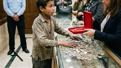 دخل طفلٌ يحمل عملاتٍ باردة… وكانت المفاجأة